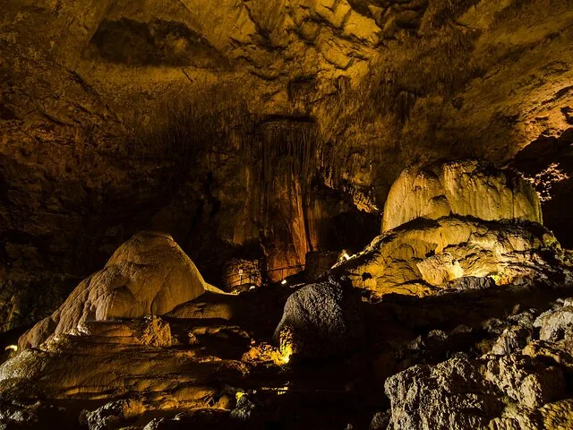 Formations rocheuses éclairées à l'intérieur d'une grande grotte