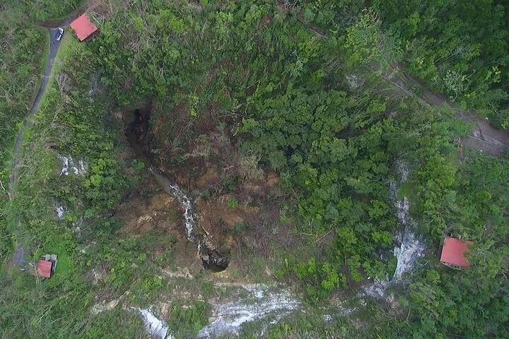 Veduta aerea di una dolina circondata da una fitta foresta